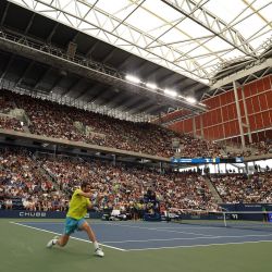 Una vista general mientras Cameron Norrie de Gran Bretaña devuelve la pelota contra Andrey Rublev durante su partido de la cuarta ronda de individuales masculinos en el octavo día del US Open 2022 en el USTA Billie Jean King National Tennis Center. | Foto:Julian Finney/Getty Images/AFP