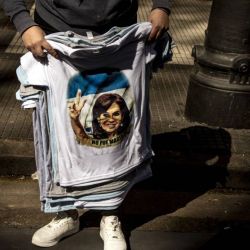 Remeras con el rostro de CFK el viernes en la marcha. La convocatoria se apalancó en Twitter.  | Foto:Bloomberg