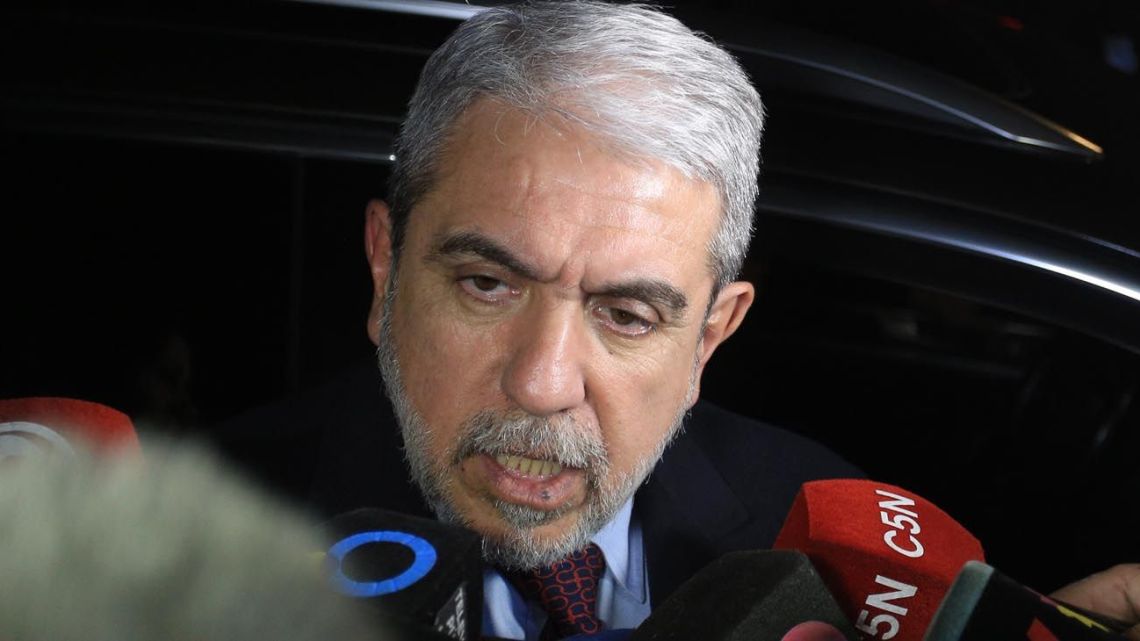 Security Minister Aníbal Fernández talks to the press.