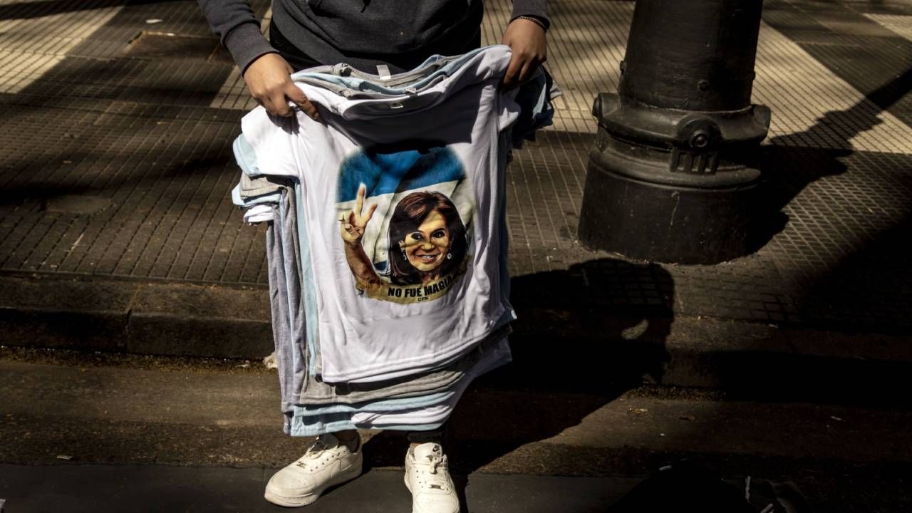 Remeras con el rostro de CFK el viernes en la marcha. La convocatoria se apalancó en Twitter.  | Foto:Bloomberg