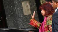 La vicepresidenta Cristina Kirchner saluda simpatizantes al dejar su casa esta tarde 20220905