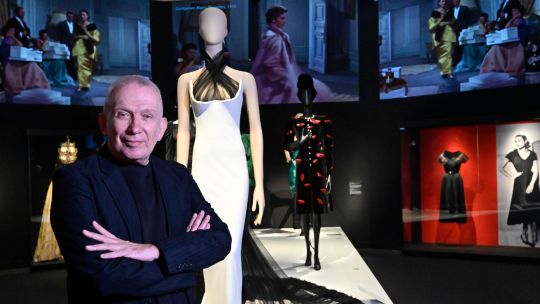 Cómo es la muestra de Jean Paul Gaultier que une sus dos pasiones: cine y moda