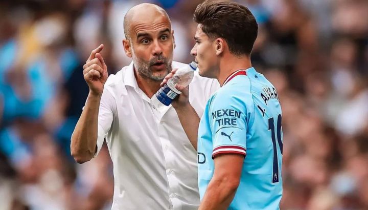 Pep Guardiola y Julián Álvarez