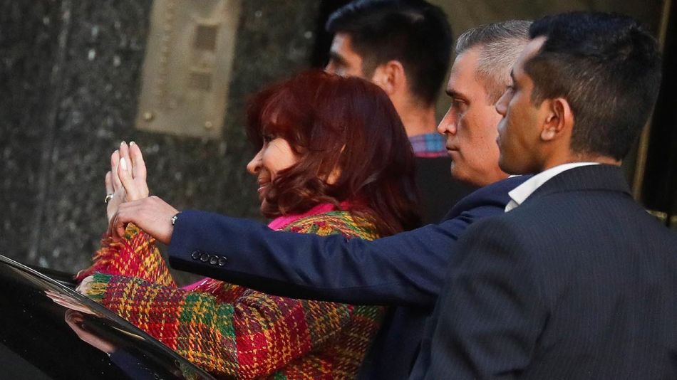 La vicepresidenta Cristina Kirchner saluda simpatizantes al dejar su casa esta tarde 20220905