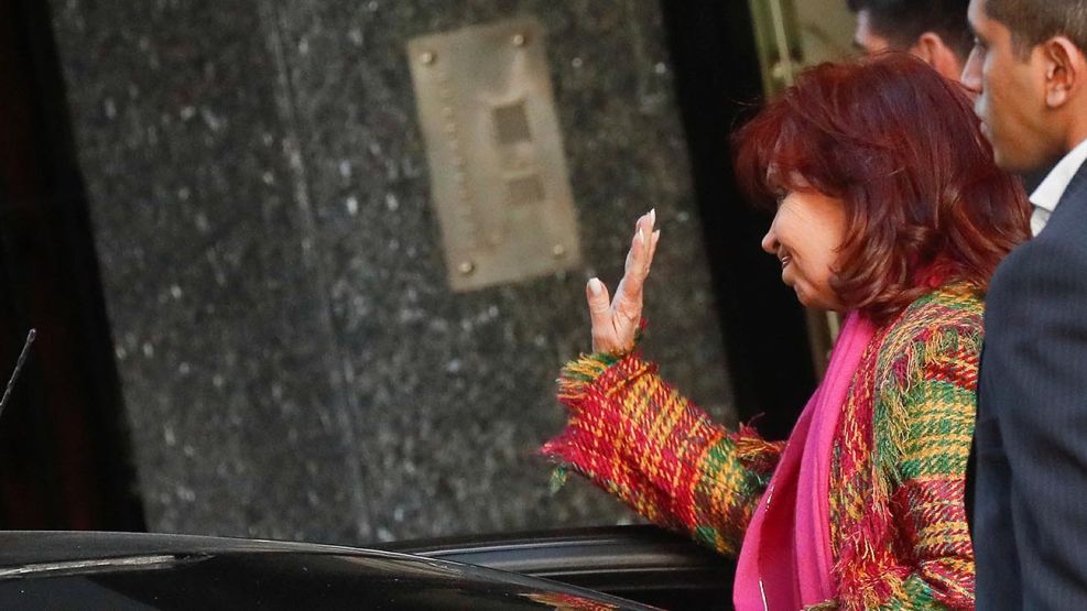 La vicepresidenta Cristina Kirchner saluda simpatizantes al dejar su casa esta tarde 20220905