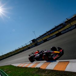 El piloto holandés de Red Bull Racing, Max Verstappen, dirige su coche durante la tercera sesión de entrenamientos libres antes del Gran Premio de Holanda de Fórmula Uno en el circuito de Zandvoort. | Foto:ANDREJ ISAKOVIC / AFP