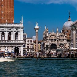 La fotografía muestra la basílica de San Marcos (detrás) y el Palacio Ducal (derecha) en Venecia, Italia. | Foto:Laurent Emmanuel / AFP
