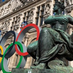 Los anillos olímpicos se exhiben junto a la estatua "L'Art" de Laurent Marqueste en el Hotel De Ville de París, ciudad que acogerá los Juegos Olímpicos y Paralímpicos de 2024. | Foto:Behrouz Mehri / AFP