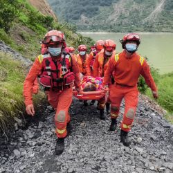 Los trabajadores de rescate llevan a una persona herida después de un terremoto de magnitud 6,6 en el condado de Luding, prefectura de Ganzi en la provincia suroccidental china de Sichuan. | Foto:CNS / AFP