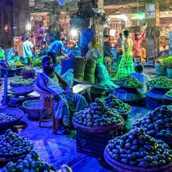 Los vendedores esperan a los clientes en un mercado de verduras al por mayor en Dhaka, Bangladesh. | Foto:Munir Uz Zaman / AFP