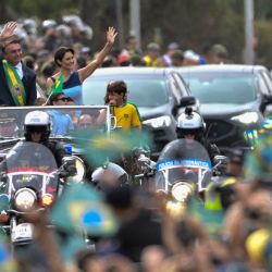 El presidente brasileño Jair Bolsonaro y la primera dama Michelle Bolsonaro saludan durante un desfile militar para conmemorar el 200 aniversario de la independencia de Brasil en Brasilia. | Foto:EVARISTO SA / AFP