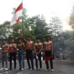 Estudiantes celebran una protesta contra las recientes subidas del precio de la gasolina en Bandung, Java Occidental, Indonesia. | Foto:TIMUR MATAHARI / AFP