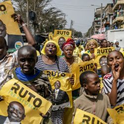 Los partidarios del presidente electo de Kenia, William Ruto, marchan mientras celebran en las calles del asentamiento informal de Mathare en Nairobi, Kenia. | Foto:Luis Tato / AFP