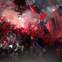 Los seguidores del París Saint-Germain ondean banderas y encienden bengalas durante el partido de fútbol de ida del Grupo H de la Liga de Campeones de la UEFA entre el París Saint-Germain (PSG) y la Juventus en el estadio del Parque de los Príncipes en París. | Foto:Anne-Christine Poujoulat / AFP