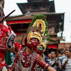 Bailarines enmascarados realizan una presentación en el primer día del Festival Indra Jatra, en Katmandú, Nepal. | Foto:Xinhua/Sulav Shrestha