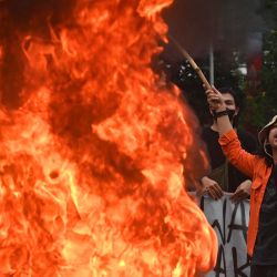Estudiantes queman neumáticos y gritan consignas durante una protesta contra la reciente subida del precio de la gasolina en Yakarta, Indonesia. | Foto:ADEK BERRY / AFP
