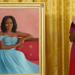 La ex primera dama de Estados Unidos, Michelle Obama, aplaude junto a su recién estrenado retrato oficial de la Casa Blanca, durante una ceremonia en el Salón Este de la Casa Blanca en Washington, DC. | Foto:Mandel Ngan / AFP