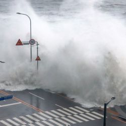 Las olas chocan a lo largo de un muro marino en Busan, cuando el tifón Hinnamnor golpeó las provincias del sur de Corea. | Foto:YONHAP / AFP