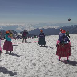 Mujeres indígenas aymaras juegan un partido de fútbol a unos 6.000 m, en la última zona llana antes de hacer cumbre en la montaña Huayna Potosí, de 6.088 m, cerca de El Alto, Bolivia. | Foto:Martín Silva / AFP
