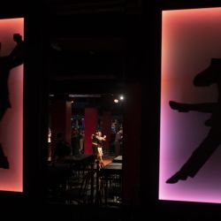 Personas bailan tango durante una clase ofrecida por los bailarines y docentes Demián García y Gisela Paula Natoli, en el marco del Festival y Mundial de Tango en el Salón Marabú, en la ciudad de Buenos Aires. | Foto:Xinhua/Martín Zabala