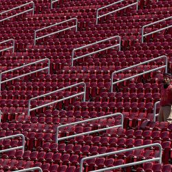 Un aficionado de los USC Trojans espera el inicio del partido contra los Rice Owls en el United Airlines Field del Los Angeles Memorial Coliseum en Los Ángeles, California. | Foto:Harry How/Getty Images/AFP