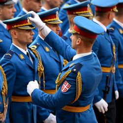 Un oficial de la guardia de honor serbia prepara a sus soldados antes de la ceremonia de bienvenida al presidente turco Recep Tayyip Erdogan antes de una reunión con su homólogo serbio en Belgrado. | Foto:Andrej Isakovic / AFP