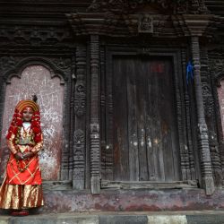 Una niña vestida de Kumari, una diosa viviente, posa para una foto antes de participar en los rituales de la 'Kumari Puja' en el Hanuman Dhoka en la plaza de Durbar en Katmandú, Nepal. | Foto:PRAKASH MATHEMA / AFP