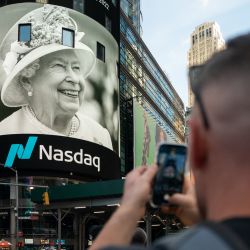 Una persona toma una foto de un cartel digital de Times Square que muestra una foto de la reina Isabel II en la ciudad de Nueva York. La reina Isabel II, la monarca más longeva de Gran Bretaña, ha fallecido a la edad de 96 años. | Foto:David Dee Delgado/Getty Images/AFP