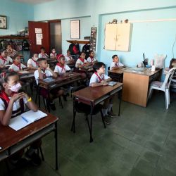 Una profesora imparte una clase en la Escuela Primaria Adalberto Gómez, en La Habana, capital de Cuba. | Foto:Xinhua/Joaquín Hernández