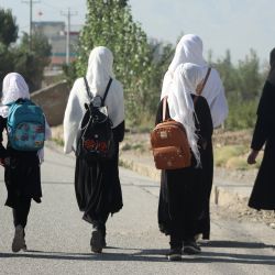 Unas niñas caminan hacia su escuela por una carretera en Gardez, provincia de Paktia, Afganistán. | Foto:AFP