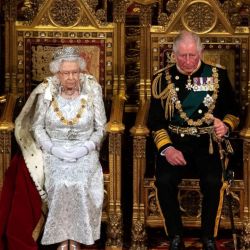 La fallecida reina Isabel II junto al entonces príncipe Caros, ahora nuevo rey. | Foto:cedoc