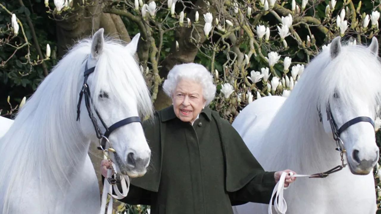 La reina le ponía nombre a cada uno de sus caballos. Su favorito se llamaba "Merlín". | Foto:CEDOC