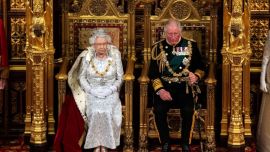 La fallecida reina Isabel II junto al entonces príncipe Caros, ahora nuevo rey.