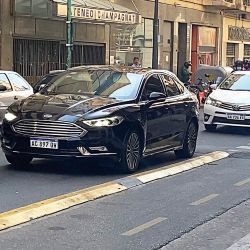 El Ford Mondeo blindado que lleva a CFK. | Foto:Cedoc.