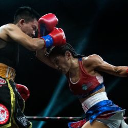 El costarricense Yokasta Valle, golpea a Thi Thu Nguyen, durante la pelea de unificación del título mundial de las 105 libras, en San José, Costa Rica. | Foto:AFP /Ezequiel Becerra