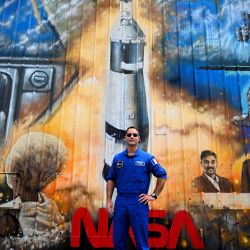 El ingeniero aeroespacial francés, piloto y astronauta de la Agencia Espacial Europea Thomas Pesquet posa en el Centro Espacial Kennedy en Cabo Cañaveral, Florida. | Foto:CHANDAN KHANNA / AFP