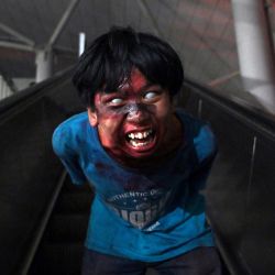 Esta foto muestra a un hombre actuando como un zombi en una estación de LRT como parte del evento "Train to Apocalypse", que forma parte de una iniciativa para atraer a los viajeros a utilizar el sistema de transporte rápido de la ciudad, en Yakarta. | Foto:Adek Berry / AFP