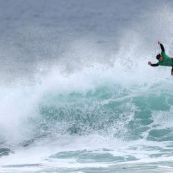 Italo Ferreira, de Brasil, compite en las Finales WSL de Ripcurl en Lower Trestles en San Clemente, California. | Foto:Sean M. Haffey/Getty Images/AFP