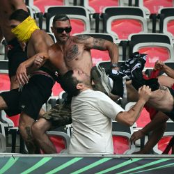 Los seguidores del FC Colonia y del Niza se pelean antes del partido de fútbol de la Liga de la Conferencia de la UEFA entre el Niza y el FC Colonia en el Allianz Riviera de Niza. | Foto:NICOLAS TUCAT / AFP