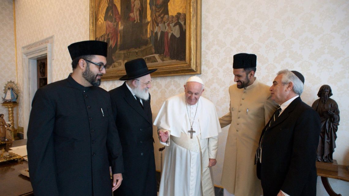 Pope Francis welcomes meetings of the interfaith group, including Miguel Steuermann, the director of Radio Jai, and Imam Marwan Gill, President of the Ahmadiyya Muslim Community in Argentina, Orthodox Rabbi Saul Bonino of the Chafetz Chaim community and Imam Ataul Tariq, the representative of the Ahmadiyya Community in Italy.