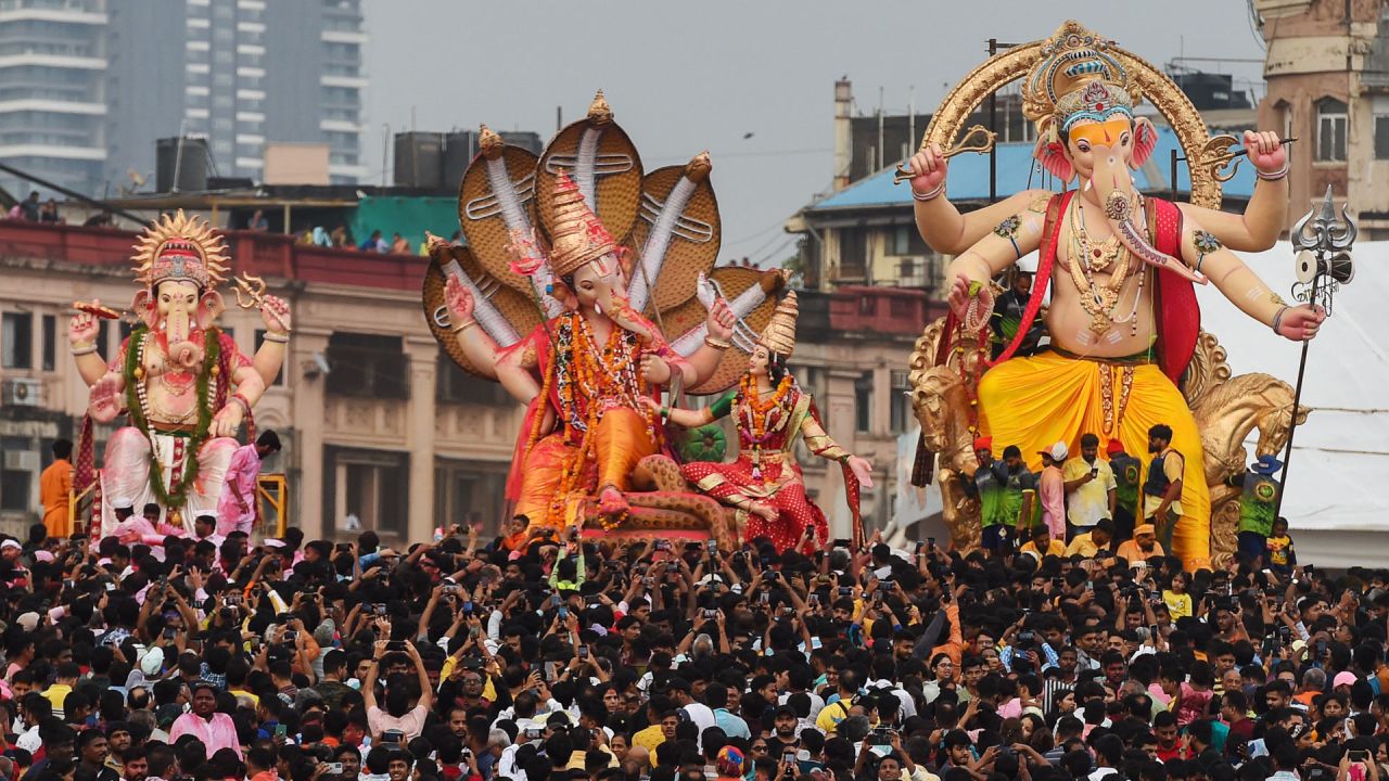 Los devotos llevan ídolos de la deidad hindú con cabeza de elefante Ganesha durante una procesión de inmersión en el mar Arábigo en el último día del festival Ganesh Chaturthi, en Mumbai, India. | Foto:Punit Paranjpe / AFP