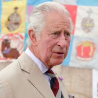 Carlos III: una mujer rompió el protocolo y lo besó en su llegada a Inglaterra