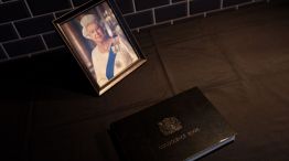 Libro de condolencias e imagen de la reina Isabel II