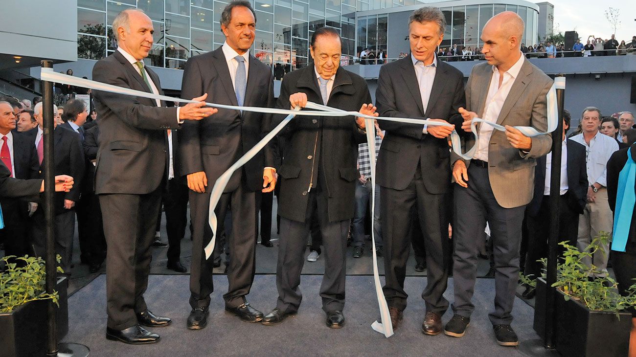En la inauguración del nuevo edificio de Editorial PERFIL en Barracas, Alberto Fontevecchia con Ricardo Lorenzetti, Daniel Scioli, Mauricio Macri y Horacio Rodríguez Larreta. 