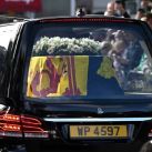 El féretro con los restos de la Reina Isabel II partió desde Balmoral y llegó a Edimburgo 