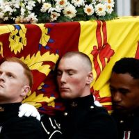 El féretro con los restos de la Reina Isabel II partió desde Balmoral y llegó a Edimburgo