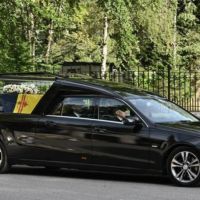 El féretro con los restos de la Reina Isabel II partió desde Balmoral y llegó a Edimburgo