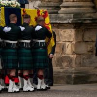 El féretro con los restos de la Reina Isabel II partió desde Balmoral y llegó a Edimburgo