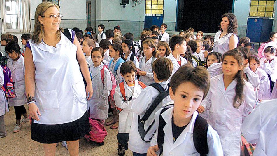 Image: https://fotos.perfil.com/2022/09/11/trim/950/534/20220911escuelaalumnosmaestrocedocg-1417428.jpg 20220911_escuela_alumnos_maestro_cedoc_g