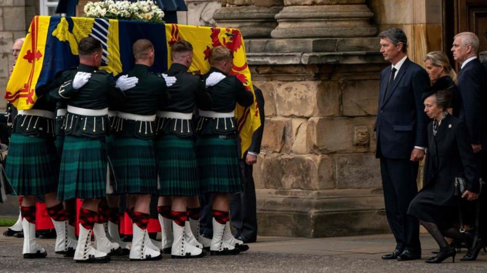 El féretro con los restos de la Reina Isabel II partió desde Balmoral y llegó a Edimburgo 